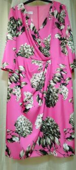Carla Ruiz vestido saten fucsia