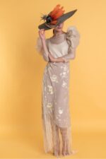 Matilde Cano conjunto camisa y falda manton