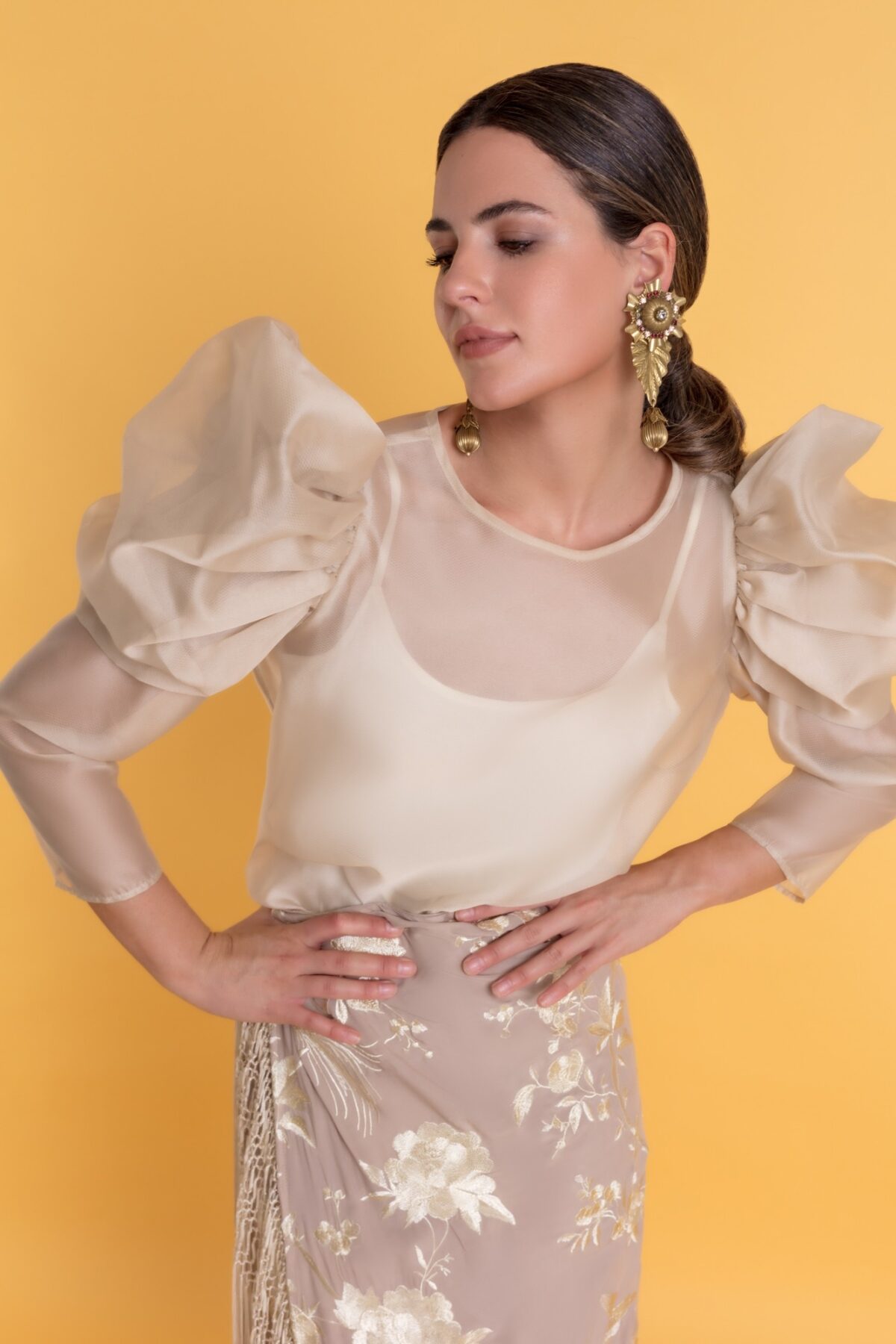 Matilde Cano conjunto camisa y falda manton - Imagen 3