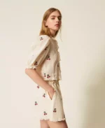 Twinset camisa corta de ramio con bordado de cerezas - Imagen 2