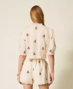 Twinset camisa corta de ramio con bordado de cerezas - Imagen 3