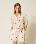 Twinset pantalon corto de ramio con bordado de cerezas - Imagen 3