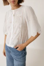 Indi&Cold camisa box bordado suizo